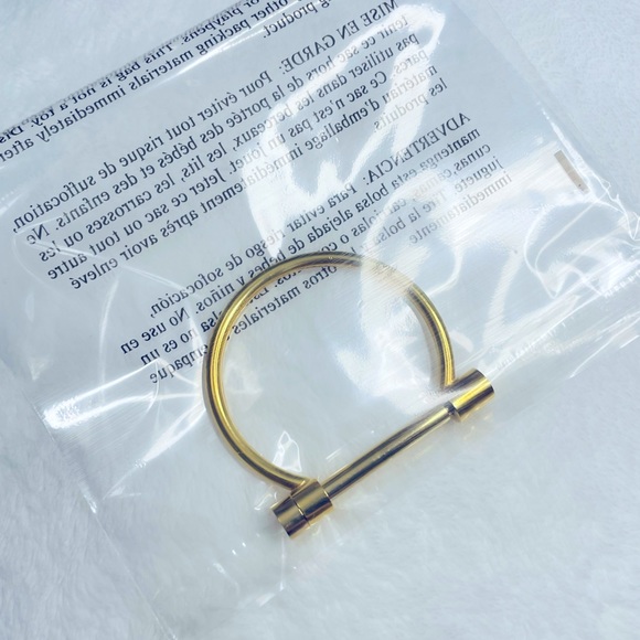 Kinsley Armelle Gold Bracelet (Locking Bar) - Picture 4 of 5